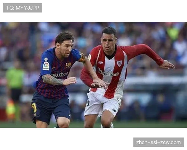 特写：争议判罚后，萨索洛主帅在边线持续抗议被出示黄牌